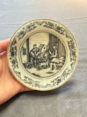 A Chinese famille rose 'card-players' plate, a pattipan and a grisaille saucer, Qianlong — 照片 9