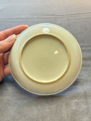 A Chinese famille rose 'card-players' plate, a pattipan and a grisaille saucer, Qianlong — 照片 10