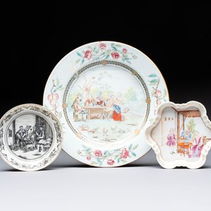 A Chinese famille rose 'card-players' plate, a pattipan and a grisaille saucer, Qianlong — 照片 1
