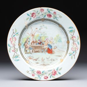 A Chinese famille rose 'card-players' plate, a pattipan and a grisaille saucer, Qianlong — 照片 2