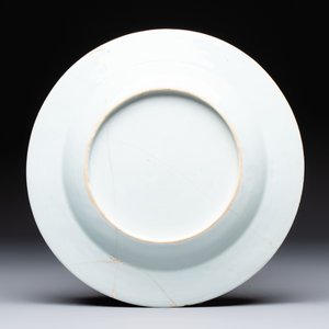 A Chinese famille rose 'card-players' plate, a pattipan and a grisaille saucer, Qianlong — 照片 3