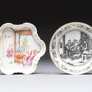 A Chinese famille rose 'card-players' plate, a pattipan and a grisaille saucer, Qianlong — 照片 4