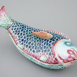 A Chinese famille rose carp-shaped tureen and cover, Qianlong, 18th C. — photo 1