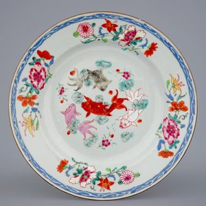 A Chinese famille rose carps plate, Yongzheng/Qianlong — photo 1