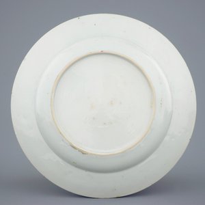 A Chinese famille rose carps plate, Yongzheng/Qianlong — photo 2