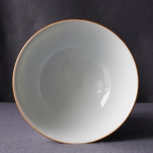 A Chinese famille rose celadon-ground bowl with floral design, Qianlong mark, 19/20th C. — 照片 13