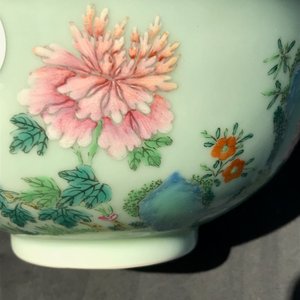 A Chinese famille rose celadon-ground bowl with floral design, Qianlong mark, 19/20th C. — 照片 15