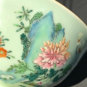 A Chinese famille rose celadon-ground bowl with floral design, Qianlong mark, 19/20th C. — 照片 16