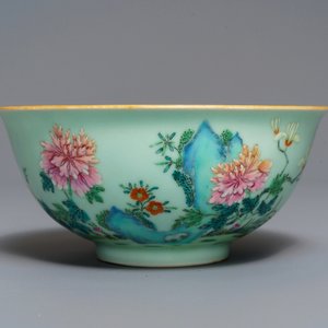 A Chinese famille rose celadon-ground bowl with floral design, Qianlong mark, 19/20th C. — 照片 2