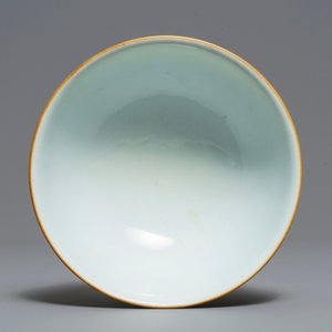 A Chinese famille rose celadon-ground bowl with floral design, Qianlong mark, 19/20th C. — 照片 6