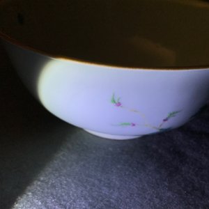 A Chinese famille rose celadon-ground bowl with floral design, Qianlong mark, 19/20th C. — 照片 8