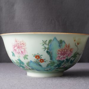 A Chinese famille rose celadon-ground bowl with floral design, Qianlong mark, 19/20th C. — 照片 9