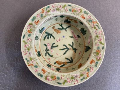 A Chinese famille rose celadon-ground 'carps' basin, 19th C. — 照片 1