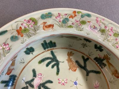 A Chinese famille rose celadon-ground 'carps' basin, 19th C. — 照片 3