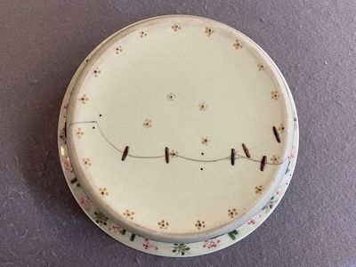 A Chinese famille rose celadon-ground 'carps' basin, 19th C. — 照片 5