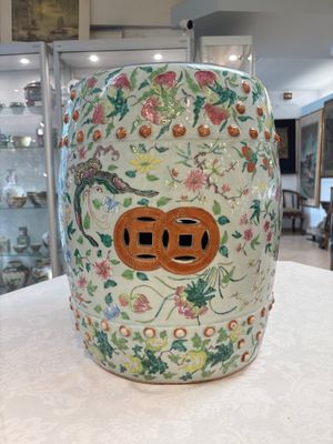 A Chinese famille rose celadon-ground garden seat, 19th C. — photo 1