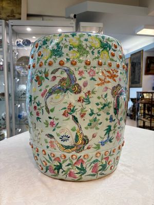 A Chinese famille rose celadon-ground garden seat, 19th C. — photo 3