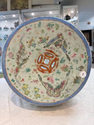A Chinese famille rose celadon-ground garden seat, 19th C. — photo 9