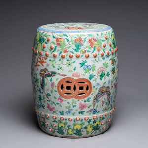 A Chinese famille rose celadon-ground garden seat, 19th C. — photo 1