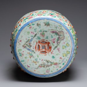 A Chinese famille rose celadon-ground garden seat, 19th C. — photo 5