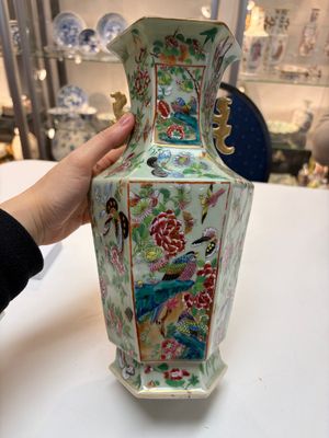 A Chinese famille rose celadon-ground hexagonal vase and a famille rose stem bowl, 19th C. — foto 1