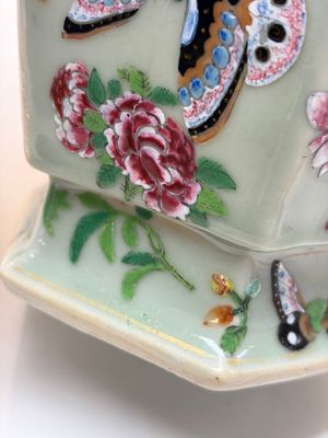 A Chinese famille rose celadon-ground hexagonal vase and a famille rose stem bowl, 19th C. — foto 11