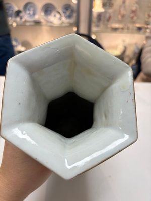 A Chinese famille rose celadon-ground hexagonal vase and a famille rose stem bowl, 19th C. — foto 12