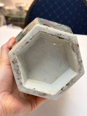 A Chinese famille rose celadon-ground hexagonal vase and a famille rose stem bowl, 19th C. — foto 15