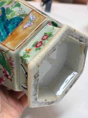 A Chinese famille rose celadon-ground hexagonal vase and a famille rose stem bowl, 19th C. — foto 16
