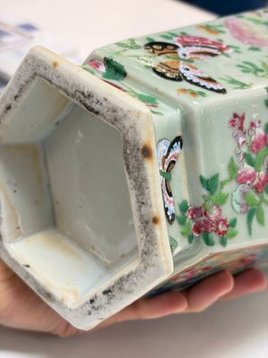 A Chinese famille rose celadon-ground hexagonal vase and a famille rose stem bowl, 19th C. — foto 17