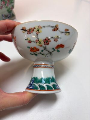 A Chinese famille rose celadon-ground hexagonal vase and a famille rose stem bowl, 19th C. — foto 18