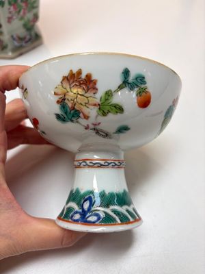 A Chinese famille rose celadon-ground hexagonal vase and a famille rose stem bowl, 19th C. — foto 19