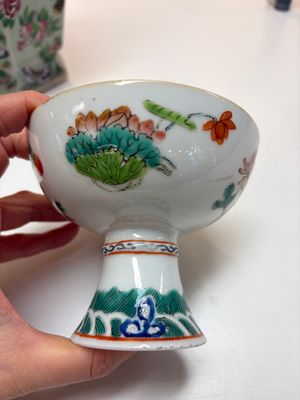 A Chinese famille rose celadon-ground hexagonal vase and a famille rose stem bowl, 19th C. — foto 20