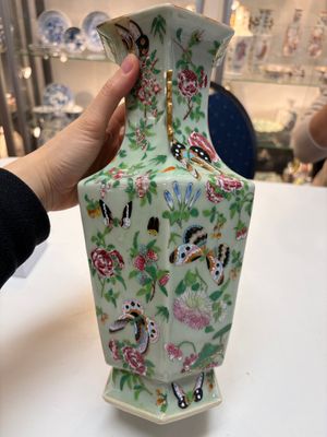 A Chinese famille rose celadon-ground hexagonal vase and a famille rose stem bowl, 19th C. — foto 2