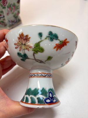 A Chinese famille rose celadon-ground hexagonal vase and a famille rose stem bowl, 19th C. — foto 21