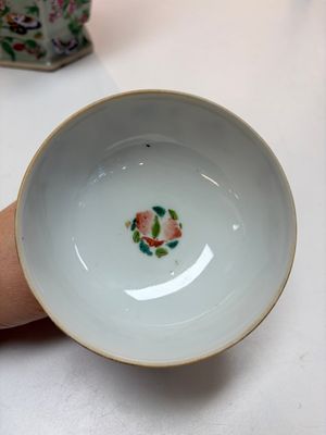 A Chinese famille rose celadon-ground hexagonal vase and a famille rose stem bowl, 19th C. — foto 22