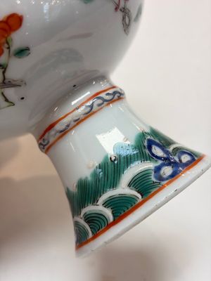 A Chinese famille rose celadon-ground hexagonal vase and a famille rose stem bowl, 19th C. — foto 26