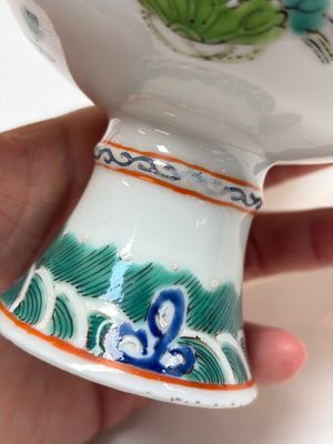 A Chinese famille rose celadon-ground hexagonal vase and a famille rose stem bowl, 19th C. — foto 27