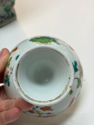 A Chinese famille rose celadon-ground hexagonal vase and a famille rose stem bowl, 19th C. — foto 28