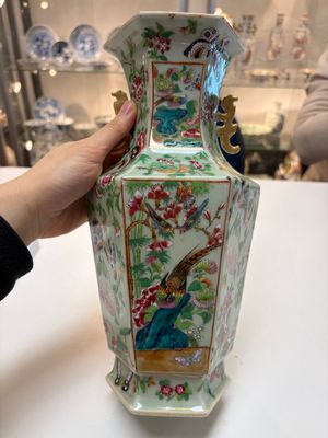 A Chinese famille rose celadon-ground hexagonal vase and a famille rose stem bowl, 19th C. — foto 3