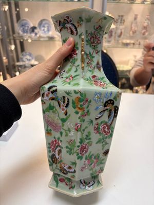 A Chinese famille rose celadon-ground hexagonal vase and a famille rose stem bowl, 19th C. — foto 4