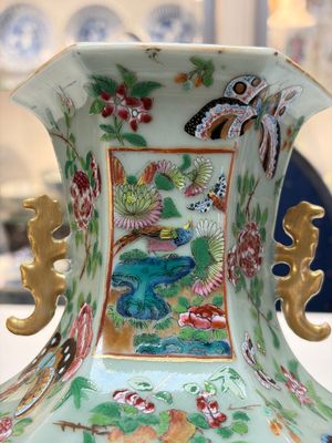 A Chinese famille rose celadon-ground hexagonal vase and a famille rose stem bowl, 19th C. — foto 5