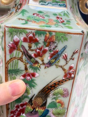 A Chinese famille rose celadon-ground hexagonal vase and a famille rose stem bowl, 19th C. — foto 6
