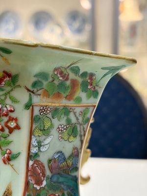 A Chinese famille rose celadon-ground hexagonal vase and a famille rose stem bowl, 19th C. — foto 9