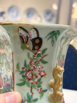 A Chinese famille rose celadon-ground hexagonal vase and a famille rose stem bowl, 19th C. — foto 10