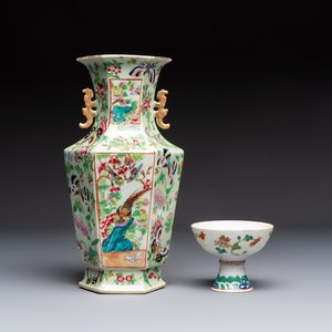 A Chinese famille rose celadon-ground hexagonal vase and a famille rose stem bowl, 19th C. — foto 1