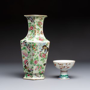 A Chinese famille rose celadon-ground hexagonal vase and a famille rose stem bowl, 19th C. — foto 2