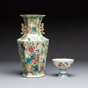 A Chinese famille rose celadon-ground hexagonal vase and a famille rose stem bowl, 19th C. — foto 3
