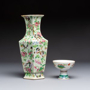 A Chinese famille rose celadon-ground hexagonal vase and a famille rose stem bowl, 19th C. — foto 4