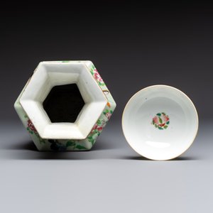 A Chinese famille rose celadon-ground hexagonal vase and a famille rose stem bowl, 19th C. — foto 5